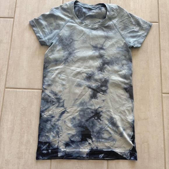 Lululemon Swiftly Tech Tie-Dye Short Sleeve Shirt, Size 4 - Picture 3 of 4